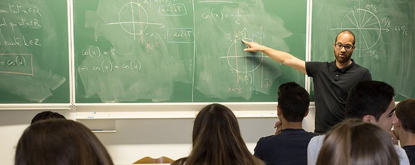 Eleve en cours de mathematiques avec accompagnement individualise