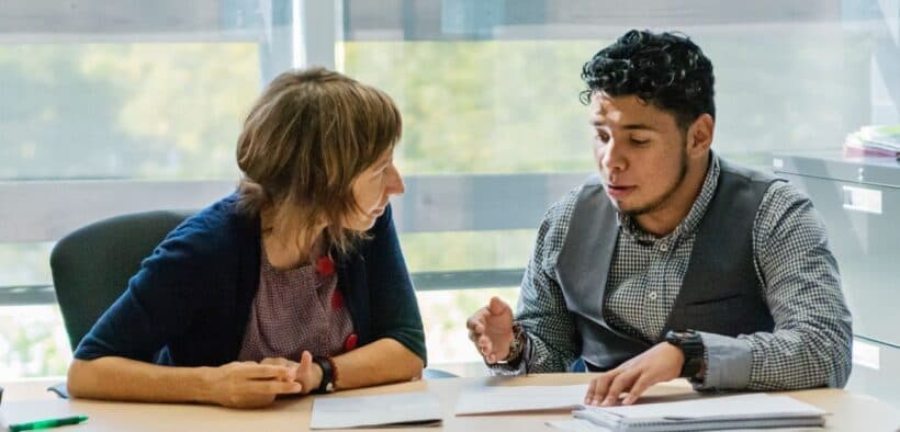 Cours de mathématiques entre une enseignante et son élève