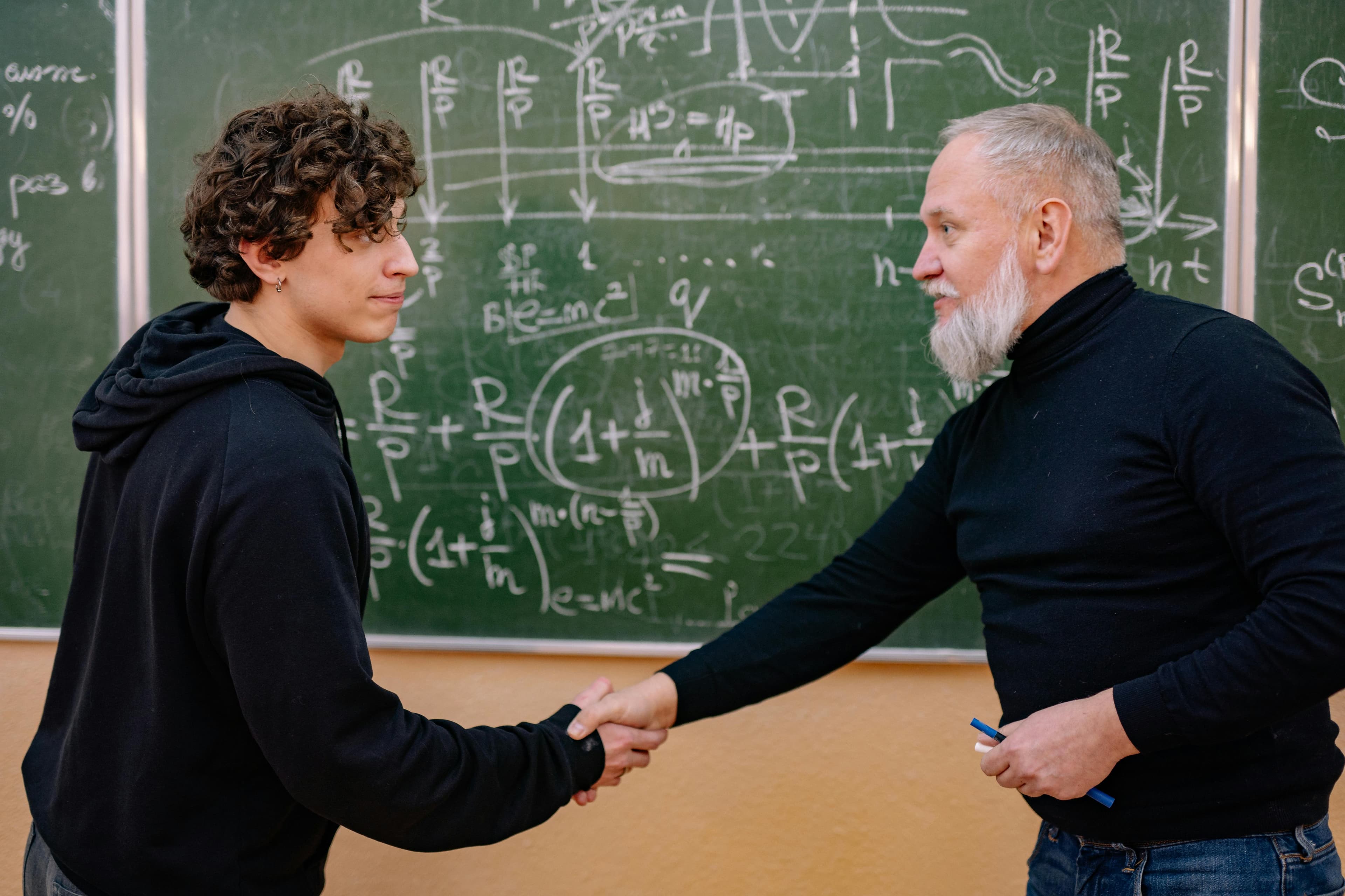 Professeure expliquant un exercice de mathématiques au tableau