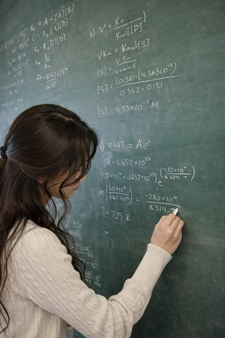 Échange entre enseignante, élève et parents pour clarifier les objectifs